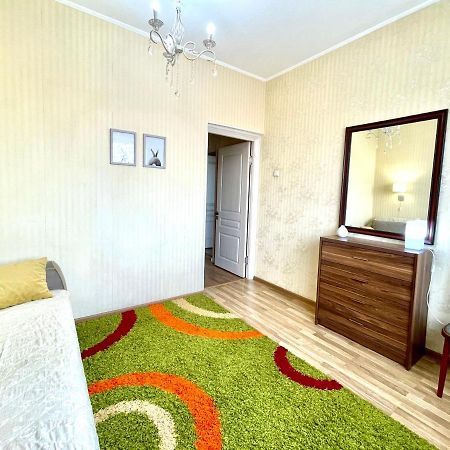 Cozy Three-Room Apartment With Mountain View Almatî Exterior foto