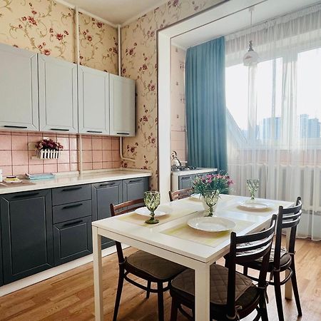 Cozy Three-Room Apartment With Mountain View Almatî Exterior foto