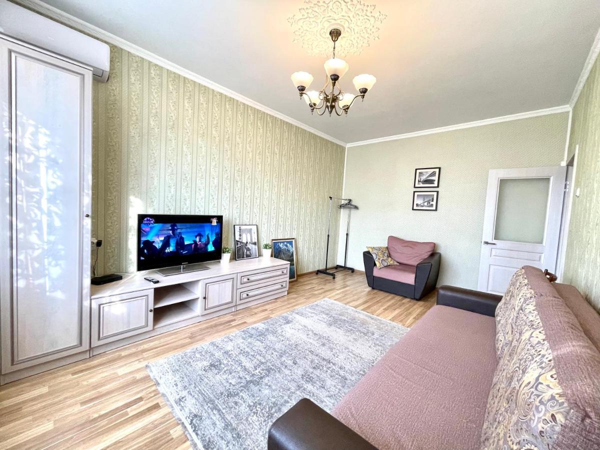 Cozy Three-Room Apartment With Mountain View Almatî Exterior foto