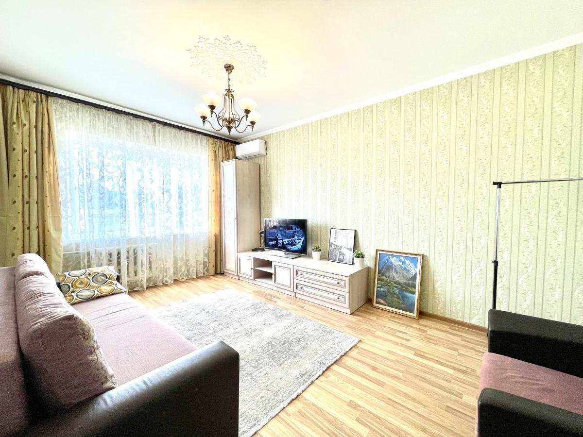 Cozy Three-Room Apartment With Mountain View Almatî Exterior foto