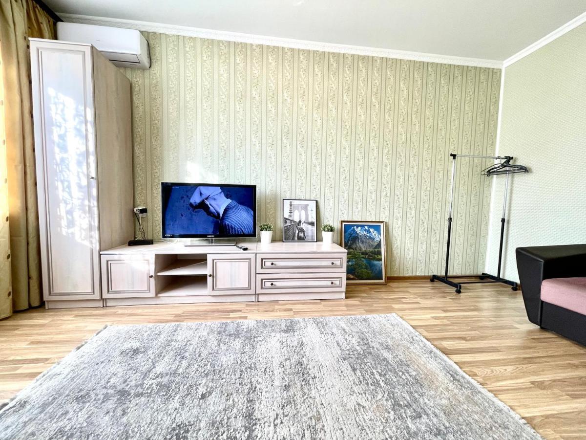Cozy Three-Room Apartment With Mountain View Almatî Exterior foto