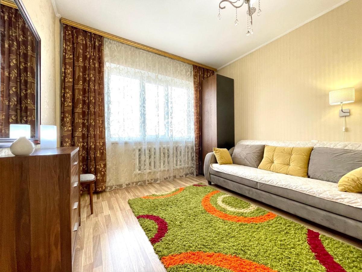 Cozy Three-Room Apartment With Mountain View Almatî Exterior foto