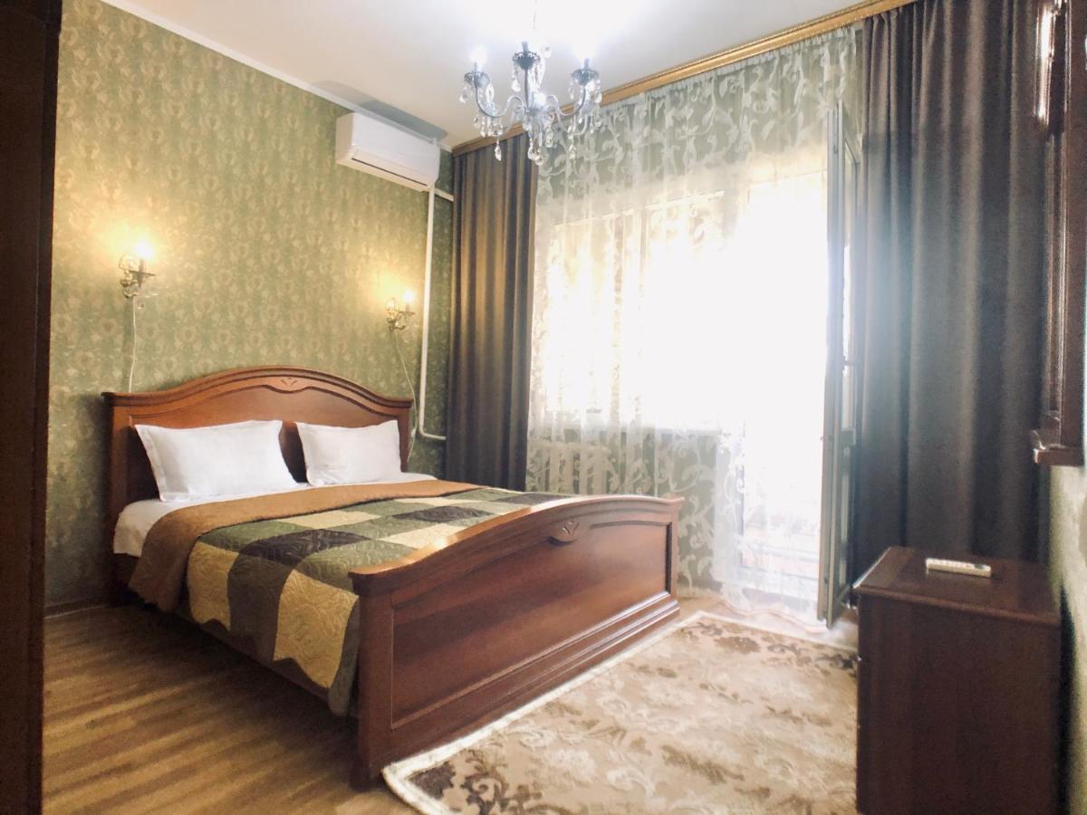 Cozy Three-Room Apartment With Mountain View Almatî Exterior foto