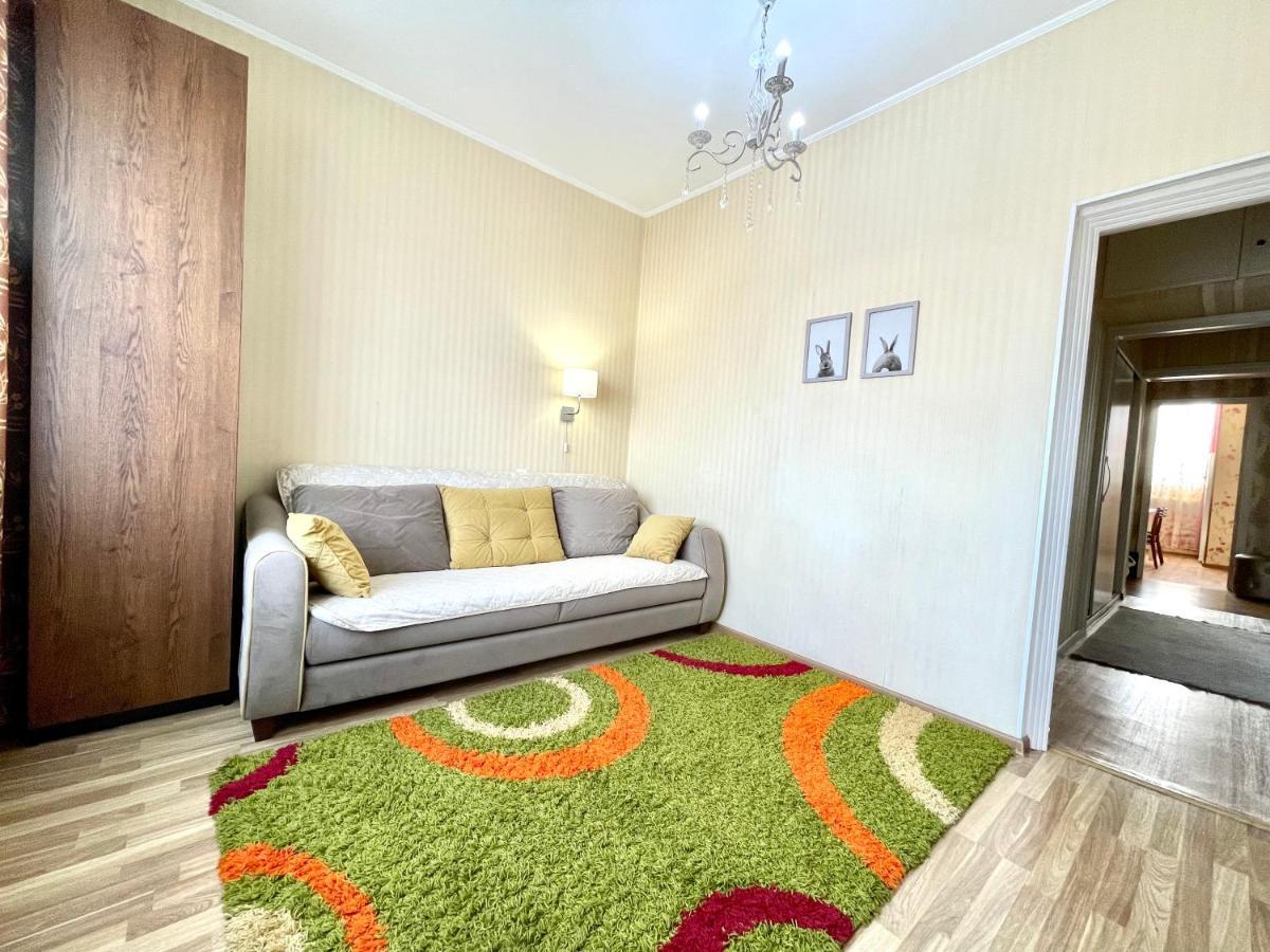 Cozy Three-Room Apartment With Mountain View Almatî Exterior foto